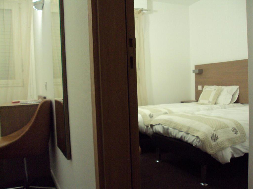 Hotel La Coupole Lourdes Room photo